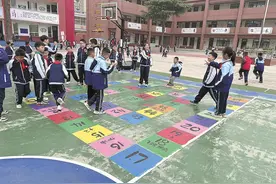 潼关县实验小学 彩绘“地面游戏”点亮缤纷校园生活图片