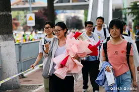 高考情报站|山东高考落幕！考生自信出考场，家人献花庆“凯旋”图片
