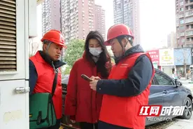 新春走基层丨娄底供电巡检充电桩 助力新能源车主“满格电”过新春图片