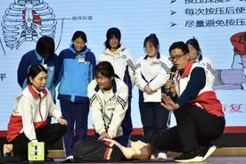 我在一线当老师｜一次突发的跪地救人，让他成了“急救宣传员”图片