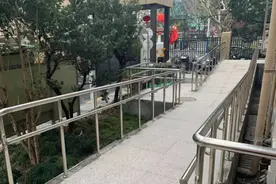 一条“Y型”无障碍改建坡道背后：上海老工人新村15分钟生活圈升级图片