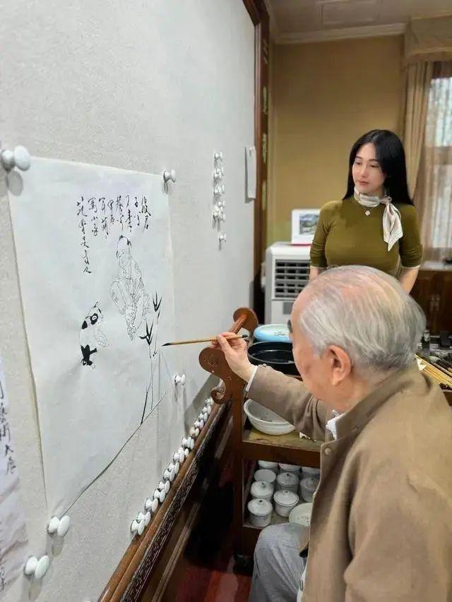 书画大师范曾女儿发文：父亲被其妻带走后失联，住所已贴封条，珍藏的书画、古董被运走