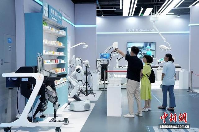 探访全球首家具身智能机器人4S店