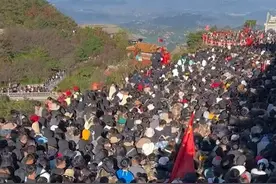 多名泰山游客被消防员抬下山，网友：青春没有售价，担架直达泰山脚下图片