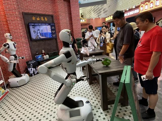 机器人技能哪家强？它们在这里敲鼓、做饭、写书法…...