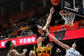 山东男篮上半场领先同曦10分，林葳、曾繁日缺席比赛图片