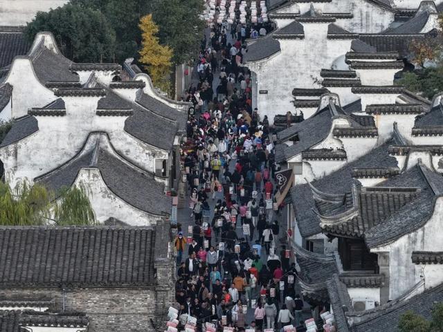 今天，这里挤爆了！