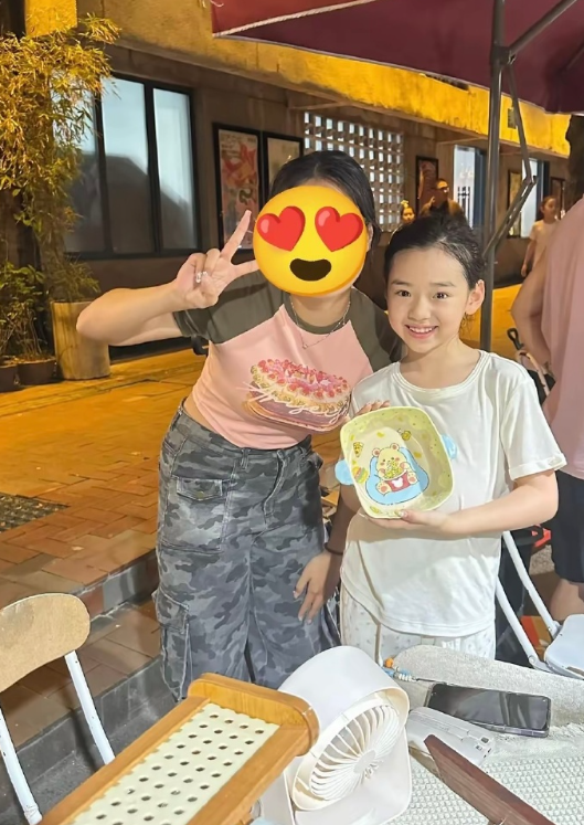 董璇带女儿小酒窝现身江西
