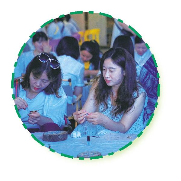 年轻游客解锁桂林新玩法