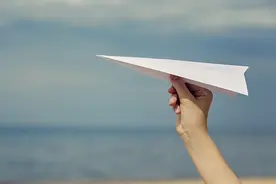 夜读丨童年的纸飞机图片