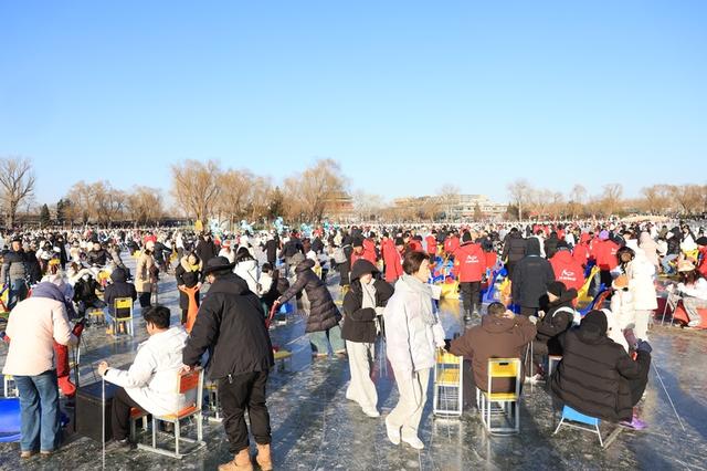 北京什刹海前海冰场人流如织