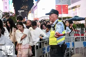 国庆假期，上海再现“拉链式”人墙！有游客突发紧急情况，上海警方提示→图片