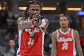 😂这枪简直毫无违和感！莫兰特每次进三分后：🔫🎯！图片