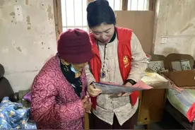 小北岗社区：爱心敲门行动 关爱辖区独居老人图片