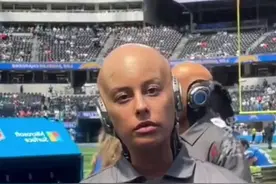 美国橄榄球赛现场惊现逼真机器人？行动流畅，还会眨眼皱眉？美媒：系人机战争科幻电影宣传图片