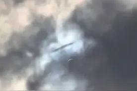 美国日全食期间惊现UFO：狭长影子飞速穿越云层，现场多人目击图片
