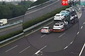 临近匝道口突然减速变道，碰撞右侧车辆承担全责图片