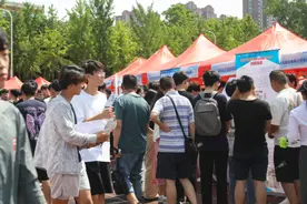 开启人生新征程！郑州：多措并举助力毕业生顺利踏入职场 | “毕业季”系列报道图片