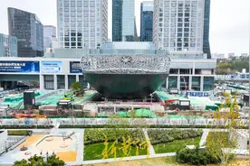 济南CBD特色建筑现身，如“茶碗”一般立在广场之上 | AI播泉城图片