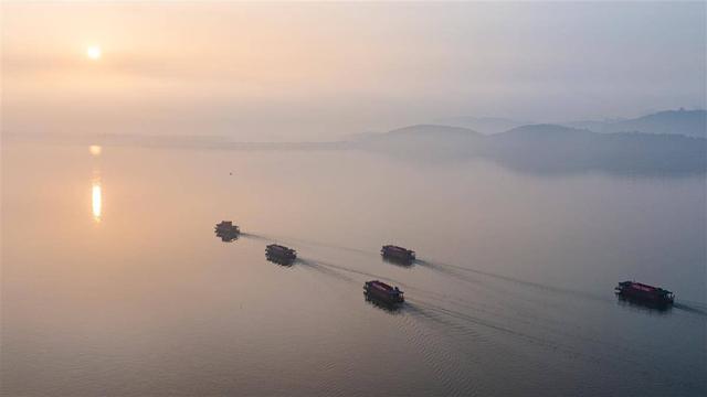 东湖凌波门“千帆竞发”  巨幅国旗迎朝霞