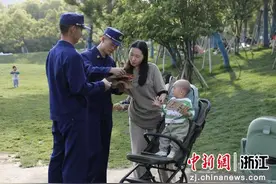 浙江杭州消防“赶春集” 安全知识带回家图片