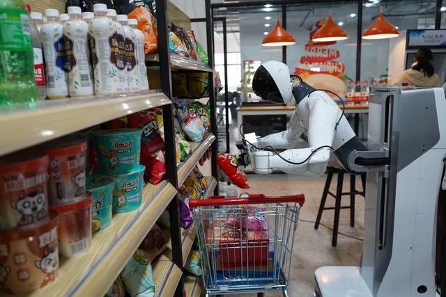 不领工资不摸鱼，人形机器人进车间要取代自动化？|预见AI+