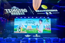 杨洋见证青啤金奖白啤再出新！青岛啤酒“醉樱浮白”樱花味白啤携香上市图片