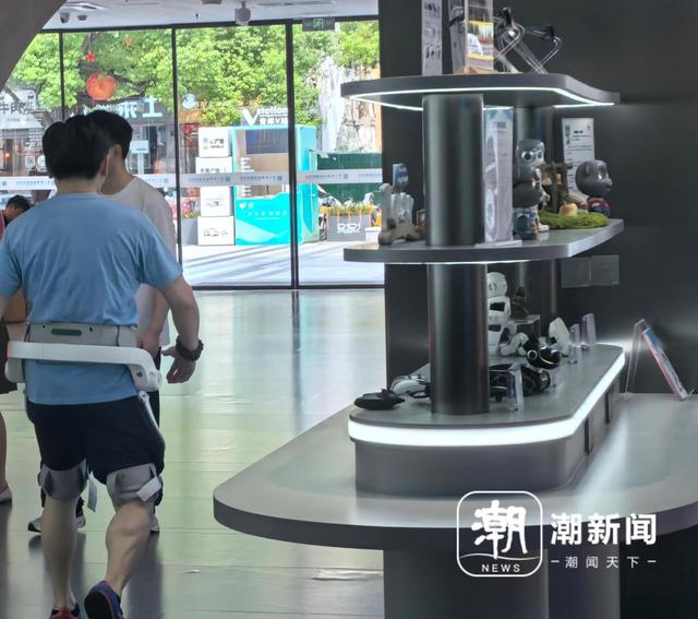 “主动加一个购物点！”入境游客爱上科技游，“杭州造”新特产红了