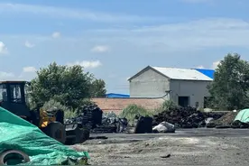 异味严重扰民！蓬莱区一厂区内偷用废旧轮胎炼油图片