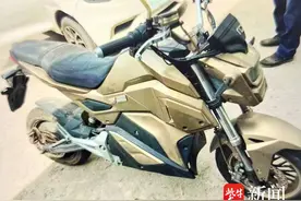 “黄摩托”换装“蓝摩托”，窃贼潇洒兜风被拦，见民警出示的监控蔫了图片