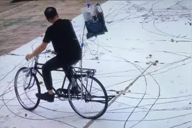 他在白纸上骑自行车，留下“车轮滚滚图”，缅怀青春岁月图片