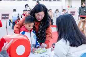 昆明各小学期末考开考，一二年级娃娃快乐大闯关图片