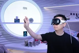 进博会上7万款手表云试戴，全球品牌在得物App“圈粉”年轻消费者图片