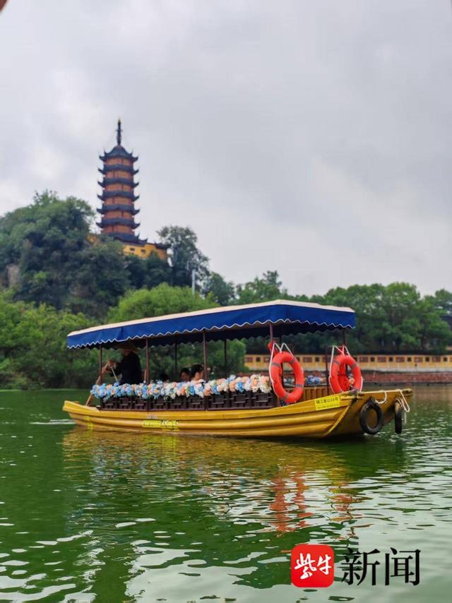 镇江双节水上活动上新：摇橹船、定制纪念票 + 夜游市集，打造假期别样风景