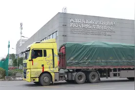 “小包裹”撬动“大通道”  西部陆海新通道开行跨境公路零担快运班车图片