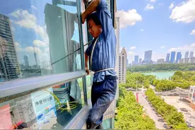 高温下修空调，肖师傅说衣服拧得水出 | 热镜头图片