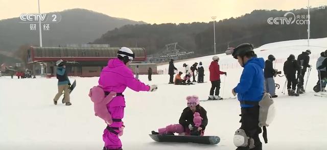 “增设雪假+惠民政策+特色景观”掀起冰雪新热潮 “滑”出消费新“动”力