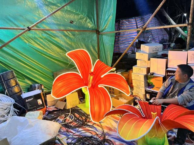 “顶流”花灯是如何做出的？需十余道工序 制作团队可达百余人