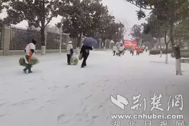 襄阳三十六中“雪中送餐”暖人心图片