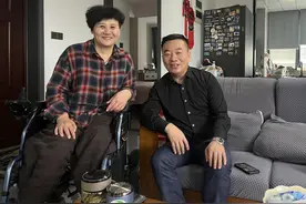 她在，家才完整！宁波“铁汉”守护瘫痪妻子22年图片