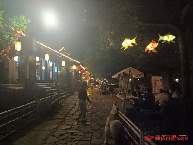 世界那么大 好想去怀化|荆坪古村：夜赏古韵品美食 游客乐享秋日慢时光