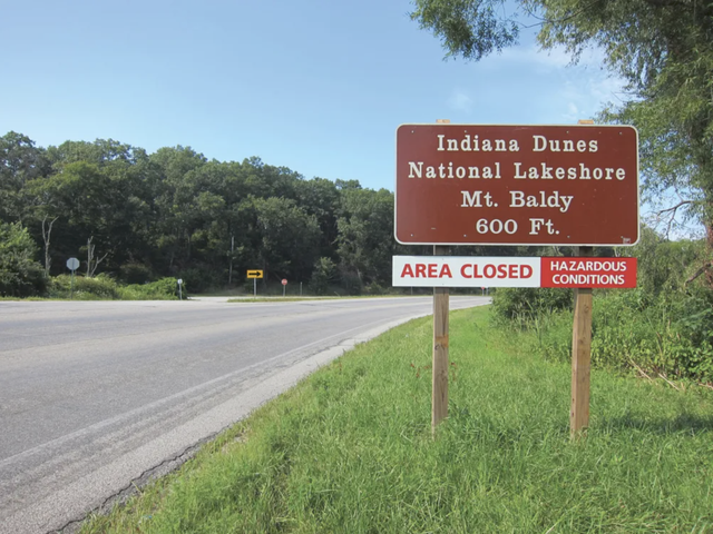 小心脚下！这种“活”沙丘会吃人，6岁男孩瞬间被吞噬，沙下藏着什么？