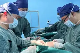 宝宝出生 臀部带个小“足球”图片