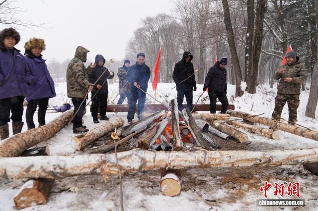 黑龙江铁力：游客沉浸式体验林区生活