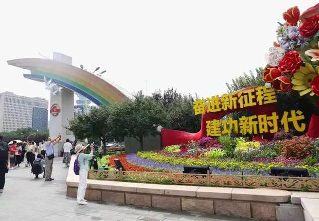 天安门广场核心区布置已基本就绪，广场上新增临时观礼台