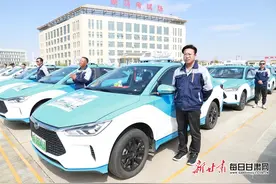 高考期间 免费乘坐 兰州新区商投集团慧达出租车“雷锋车队”连续九年又启程图片