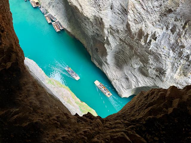 舟行碧波上 人在画中游