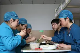 一位县医院ICU女医生的48小时图片