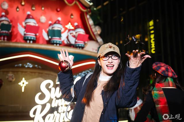 20米高精灵装置旋动申城，冬日消费市场的“暖色调”