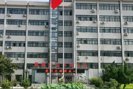 @济南大学新生家长，这家公司大院可以免费停车，还有免费矿泉水喝图片